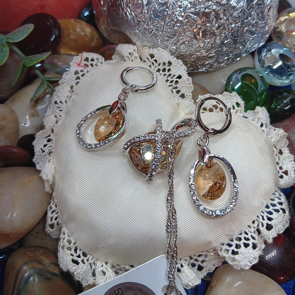 Beautiful Callura Swarovski Crystals Champaign Dangel Earrings And Necklace New